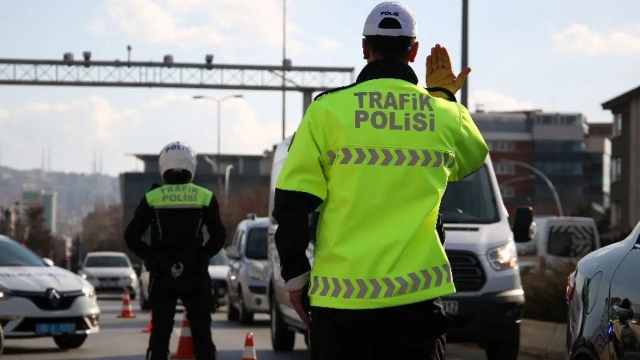 Kartalda trafikte bir araci israrla takip eden surucuye 180 bin lira ceza JRNQcbd2